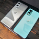 El OnePlus Nord (en azul), comparado con su primo mayor, el OnePlus 9 Pro.